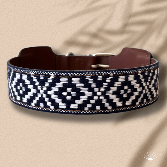 In Handarbeit gefertigtes Halsband für Hunde von Kunalini in den Farben Dunkelblau und Weiß für große Hunde und kleine Hunde