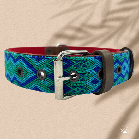 Hundehalsband aus echtem Leder in Handarbeit geknüpft. Mit rotem Filz gepolstert für extra Tragekomfort. Mexikanisches Leder Halsband für Hunde in Blau-Grün von Kunalini.
