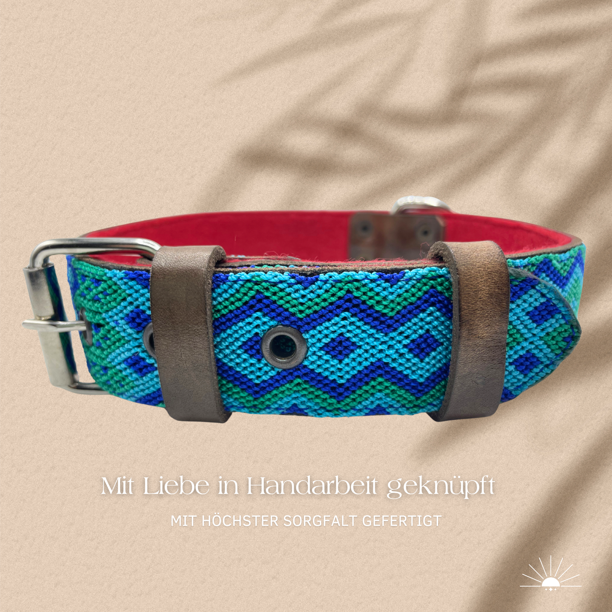 Handgefertigtes Hundehalsband aus Leder, kunstvoll geknüpft und für zusätzlichen Komfort mit rotem Filz gepolstert. Ein elegantes Halsband aus mexikanischem Leder in den Farben Blau-Grün von Kunalini, Halsbänder für Hunde