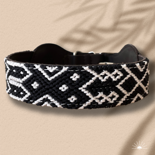 Veganes Hundehalsband von Kunalini in Schwarz/Weiß in Handarbeit geknüpft, ein modisches Halsband für kleine Hunde und große Hunde