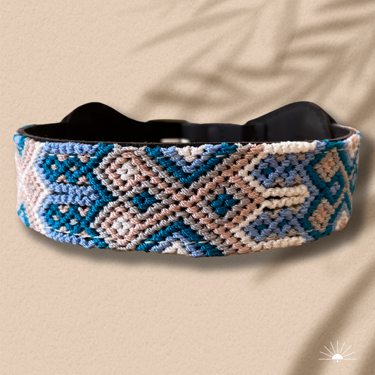Besonderes Hundehalsband von Kunalini in Hellblau und in Handarbeit gefertigt. Breites und weiches Halsband für große Hunde und kleine Hunde