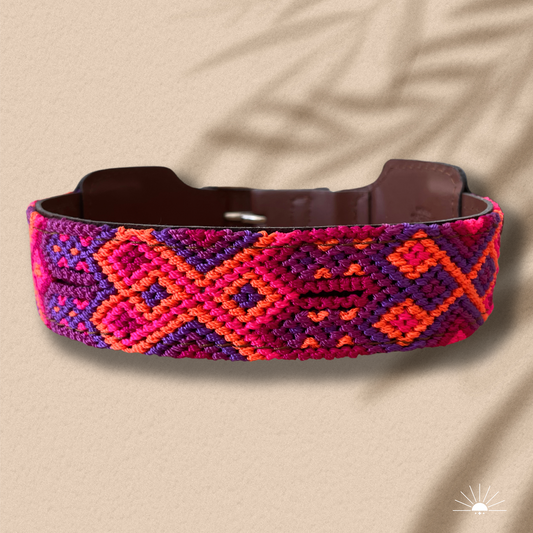 Leuchtendes Halsband Verano aus hochwertigem Material für Hunde. In leuchtendem Pink präsentiert sich das mexikanische Hundehalsband von Kunalini. Sorgfältig von Hand gefertigt, besticht dieses Hundehalsband durch kunstvolle Knoten.